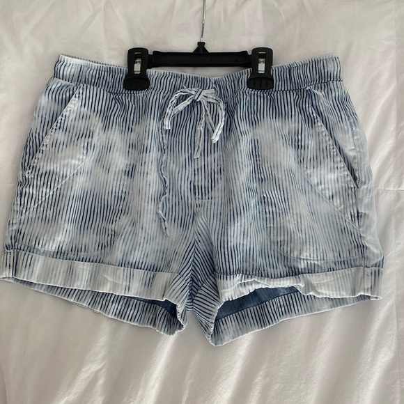 Relaxed Fit Acid Washed Jean Short - Size M - Picture 1 of 5